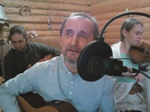 А река течёт