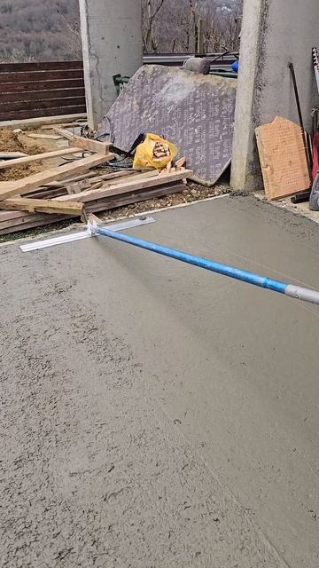 Заглаживаем бетон новой облегчённой гладилкой #стройка #tiktok #youtube #smartphone #бетонный смотреть онлайн