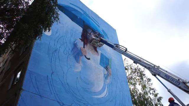 Самое большое граффити в Бердске - Девушка с книгой под зонтом смотреть онлайн