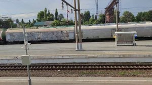 Объявление о прибытии и прибытие поезда №587, сообщением Имеретинский Курорт-Москва, под тепловозом