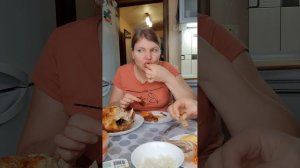 Мукбанг. Курица гриль, корейская морковка, разные соусы