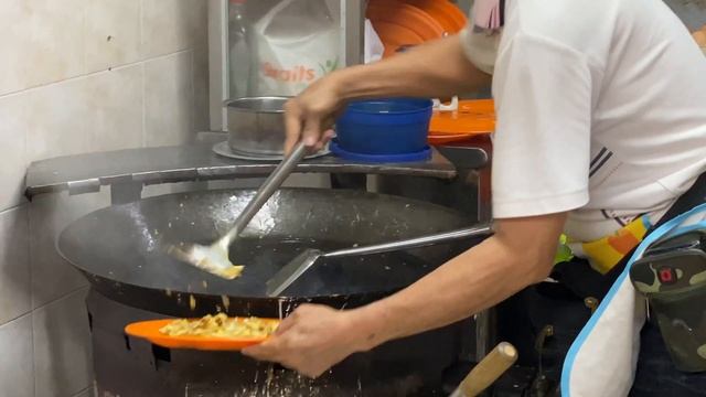 Go to Wong Kok Food Court in Malacca is the place for delicious local cuisine смотреть онлайн