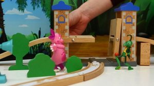 Учимся с Лунтиком - Лунтик и Кузя играют в железную дорогу🚂