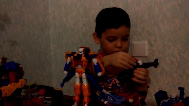 Елхан показывает свою коллекцию Тоботов смотреть онлайн