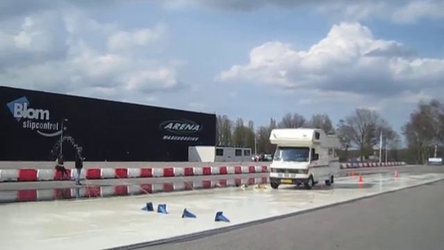 Slingertje met de camper op basis van MB307D смотреть онлайн