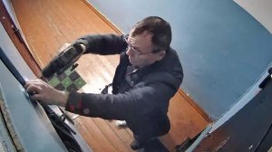 Этот сломал резьбу на шурупах