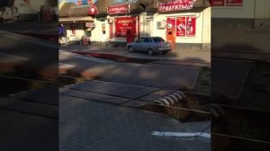 В Ессентуках на жд вокзале катаются на машине нормально все