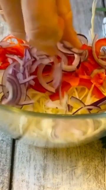 САЛАТ С КРАСНЫМ ПЕРЦЕМ 