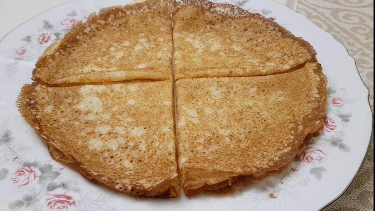 Блинчики тонкие на сливочном масле.