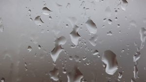 Капли дождя на стекле