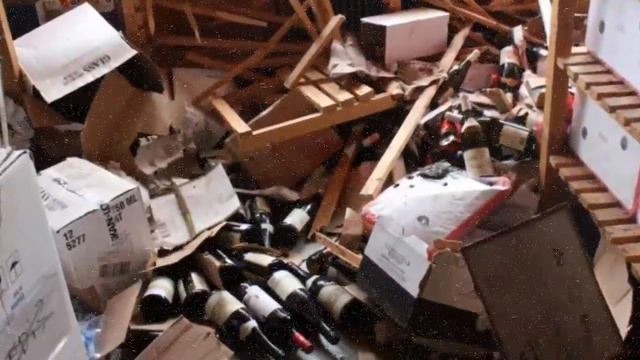 Медведь вломился на склад и что дальше было удивило смотреть онлайн