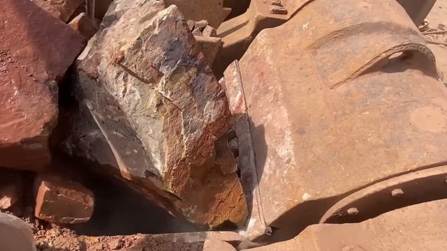 Строительство, дробление щебёнки