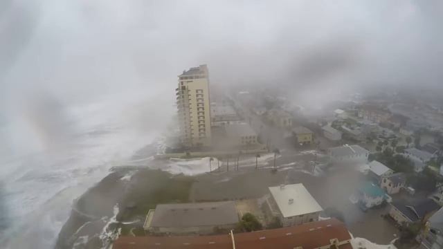 Таймлапс урагана на берегу моря смотреть онлайн