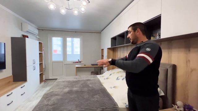Спальня в квартире белая с деревом на заказ.Дизайн спальни 2024 .Мебель в Анапе M-STUDIO #спальня