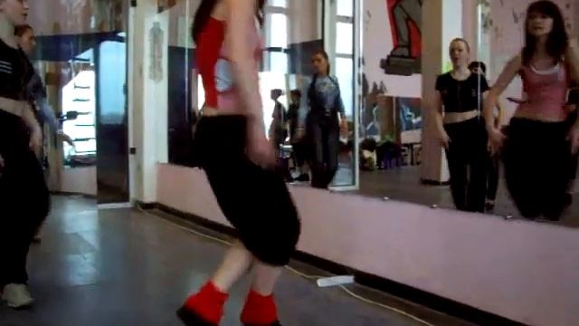 ЮЛЯ ПРЕПОДАЁТ ЖЕНСКУЮ ПЛАСТИКУ--КОМБИНАЦИЯ 1 смотреть онлайн