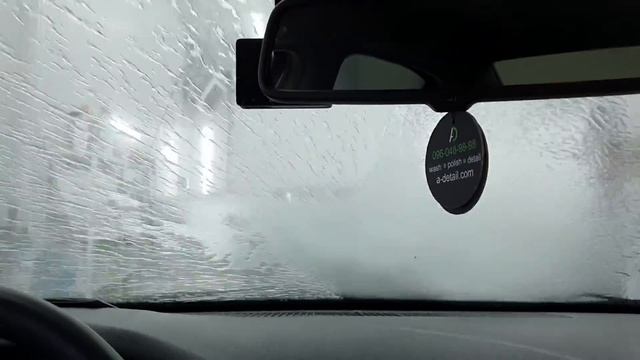 Левая половина стекла покрыта покрытием антидождь