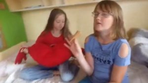 вампирина кусает меня