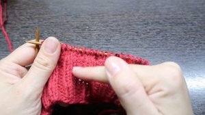 Как связать женскую шапку спицами. Вязание для начинающих. Теплая шапка с пайетками.