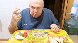 Мукбанг. Перловая каша с тушёнкой, вкуснейший салат, огурчики, помидорчики и сок. Не стало друга