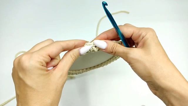 Вязаная корзина крючком из полиэфирного шнура. Обвязываем деревянное донышко шнуром.