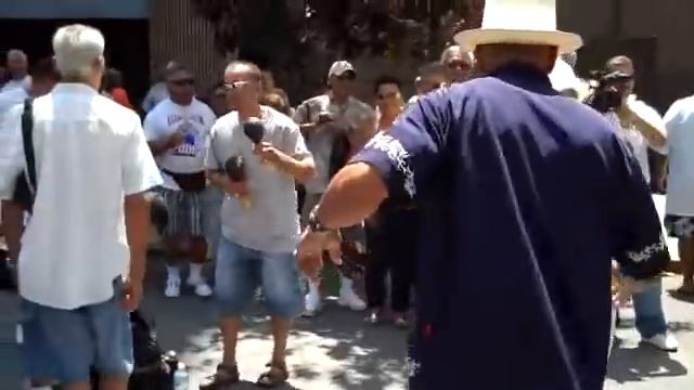 Salsa dancing in the streets of El Barrio смотреть онлайн