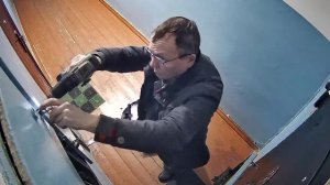 Выкручивает методично, т.е. ломает