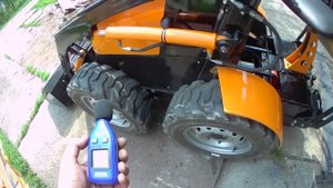 шум двигателя мини погрузчика..