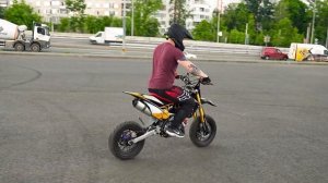 Красотка учится стантить. Девушка хочет научится станту на пит байке