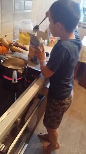 Сын готовит кашу ). смотреть онлайн