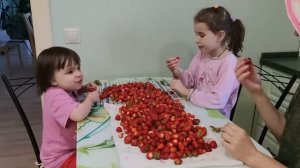 УРОЖАЙ КЛУБНИКИ. ДЕГУСТИРУЮТ МАРИШКА И АНЕЧКА.