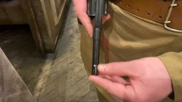 Почему наган не перезаряжали меняя барабан? Зачем в СССР сделали крючок на мушке царских револьверов