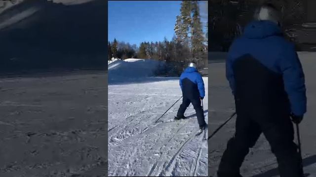 Первые шаги на горных лыжах. Горнолыжный комплекс Красное озеро. смотреть онлайн