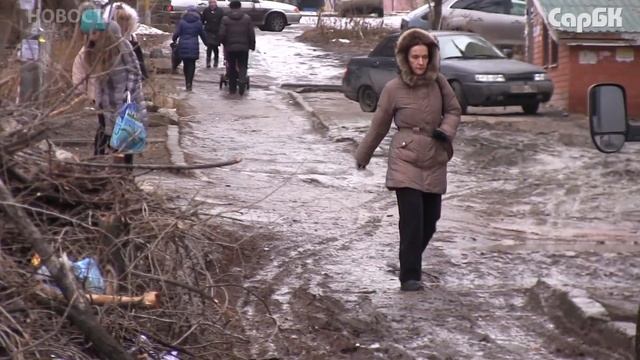 Жители закидали свой двор мусором смотреть онлайн