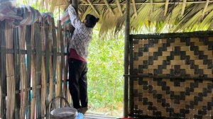 Sweet love, kind man gives gift to single mother and helps her complete bamboo house | Ma Tieu Ly