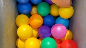 Кирилл открывает разноцветные сюрпризы с машинками