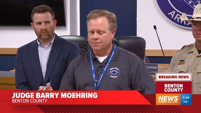 Benton County officials address the public amid tornado recovery operations смотреть онлайн