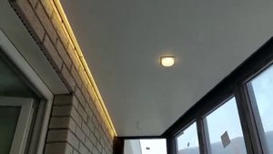 Натяжной потолок на балконе с парящим профилем.