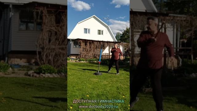 Отработка ударов ротанговыми палками на макиваре в деревне (18)
