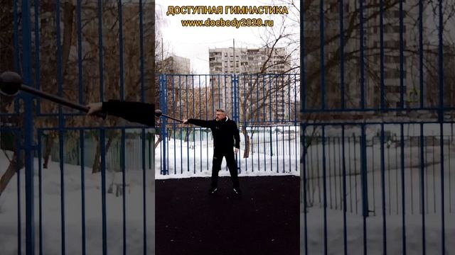 Упражнения с двуручной булавой весом 2.5 кг зимой на детской игровой площадке (6)