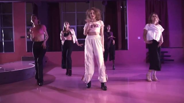 Vogue Femme beginners, choreo by Banana смотреть онлайн