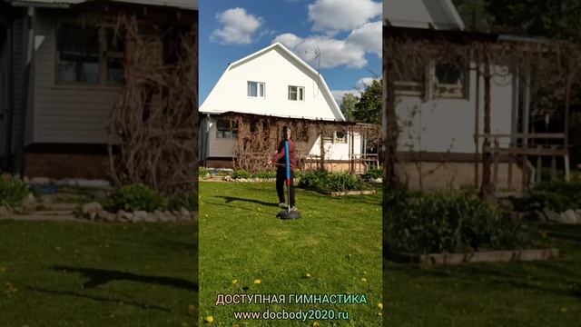 Отработка ударов ротанговыми палками на макиваре в деревне (13)