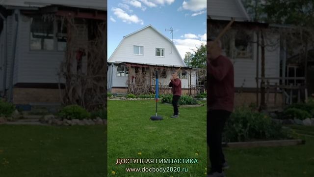 Отработка ударов ротанговыми палками на макиваре в деревне (15)