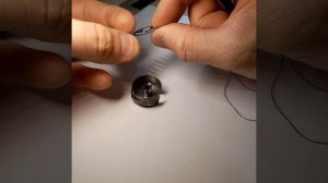 Как установить пружину челнока, рвёт нитку шпульки