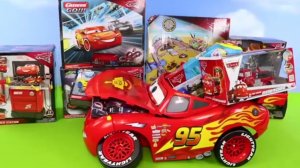 Играем разноцветные в машинки. Видео для детей.