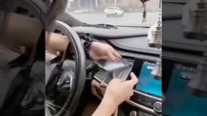 Как быстро закрепить телефон в машине, если нет держателя