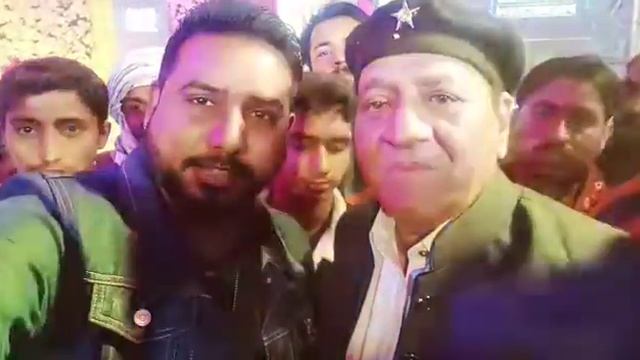 Manzoor Sakhrani-Appriciating The Armans Band During Concert-