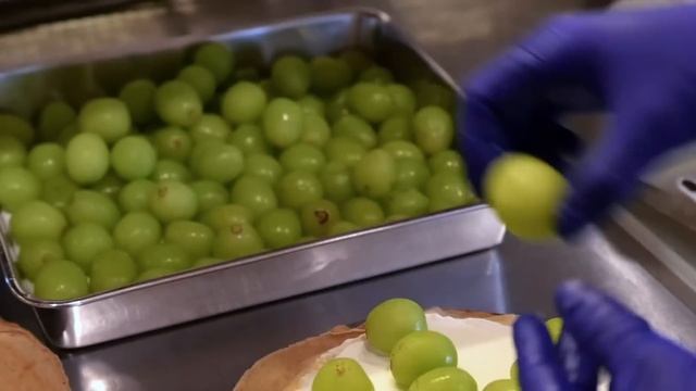 Японская еда - ВИНОГРАДНЫЙ ТОРТ МИЛЬКРЕП Омотэсандо Токио Япония. смотреть онлайн