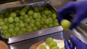 Японская еда - ВИНОГРАДНЫЙ ТОРТ МИЛЬКРЕП Омотэсандо Токио Япония.