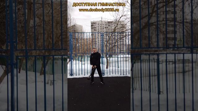 Упражнения с двуручной булавой весом 2.5 кг зимой на детской игровой площадке (7)