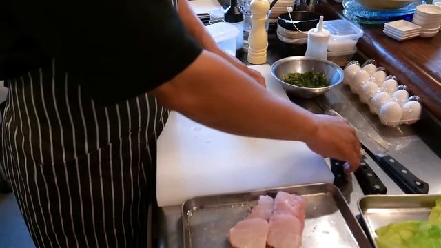 Японская кухня - САШИМИ ИЗ ГИГАНТСКОГО ГРУППЕРА рулеты из капусты морепродукты Окинавы Япония смотреть онлайн